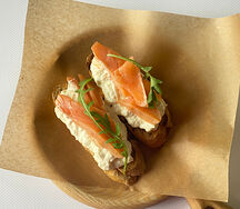Брускетта с лососем и страчателлой