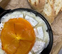 Запеченный камамбер с хурмой