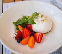 Буррата с сезонными ягодами и соусом Песто