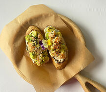 Брускетта с обожженным лососем