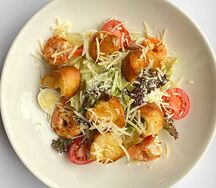 Салат Цезарь с тигровыми креветками