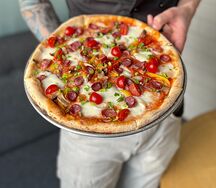 Пицца с охотничьими колбасками