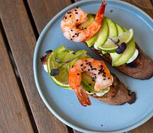 Брускетта с авокадо и креветками