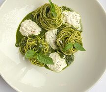 Паста с сыром страчателла и соусом песто