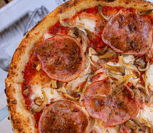 Пицца с вешенкой и медовой ветчиной