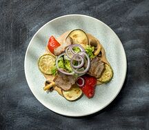 Стейк салат с овощами гриль и соусом демиглас