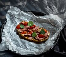 Брускетта с ростбифом и медово-горчичным соусом