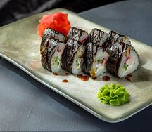 Закрытый ролл с копченым куриным филе и икрой масаго