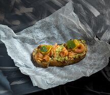 Брускетта с форелью и гуакамоле