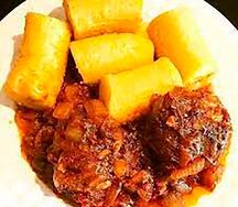Banane bouillie au poulet frit