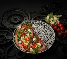 Салат с говядиной и рассольным сыром