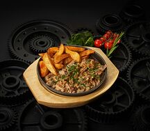 Суровая говядина на сковороде