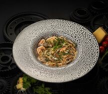 С говядиной и креветками