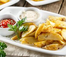 Картофель по-деревенски с соусом
