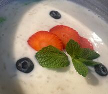 Каша рисовая с ягодами