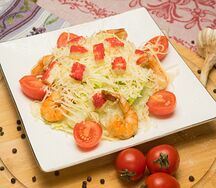 Салат Цезарь с креветками