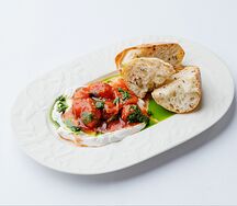 Томаты с козьим кремом и песто из петрушки 