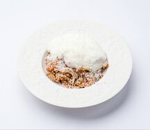 Томленая гречка с говядиной и томатами, грибами, яйцом пашот под муссом-пармезан