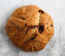 Деревенский с клюквой, инжиром и грецкими орехами