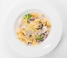 Паста Фарфалле с курицей и грибами