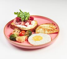 Завтрак с халуми и копченым мясом