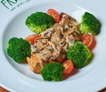 Куриное филе с брокколи и грибным соусом