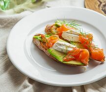Брускетта с лососем