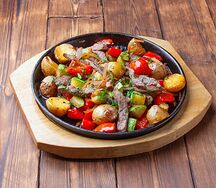 Сковородка с вырезкой из говядины и овощами