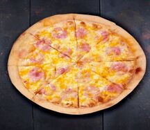 Пицца с ветчиной и сыром