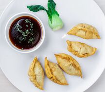 Китайские пельмени с говядиной и свининой жареные