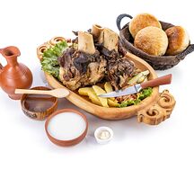 Блюдо из тушеной говядины с костным мозгом 