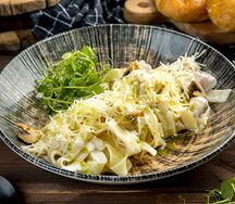 Феттуччине с куриной грудкой и грибами