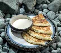 Луковая лепешка Ротти с кунжутным соусом