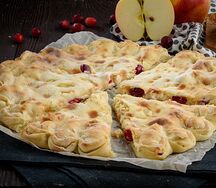 Пирог с яблоком и клюквой