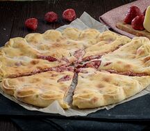 Пирог с клубникой и сыром