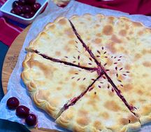Пирог с вишней и сыром