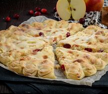 Пирог с яблоком и клюквой
