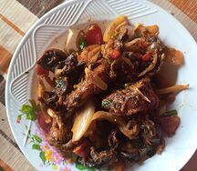 Poulet sauté avec attieke 