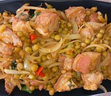 Porc africain sauté au petits pois avec attieke