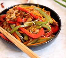 Demi poulet sauté aux légumes plus riz