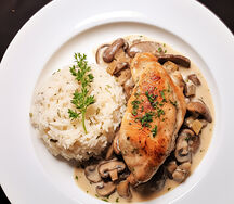 Un poulet forestier plus riz