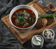 Борщ с ребрами и копченой сметаной