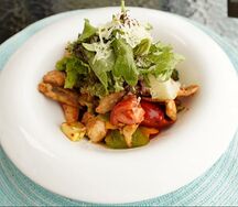 Теплый салат с курицей
