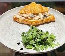 Круассан с курицей и грибами