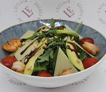 Салат с рукколой и креветками