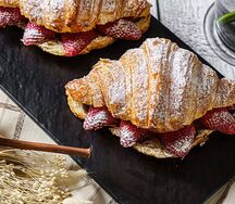 Круассан с нутеллой и клубникой