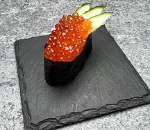 Суши с красной икрой 
