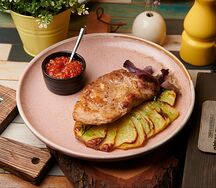 Стейк из свиной шеи с картофелем и соусом из перцев