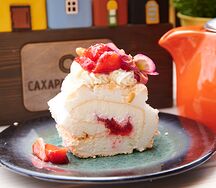 Меренговый рулет с сезонной ягодой