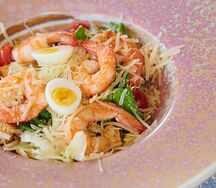 Салат Цезарь с креветками